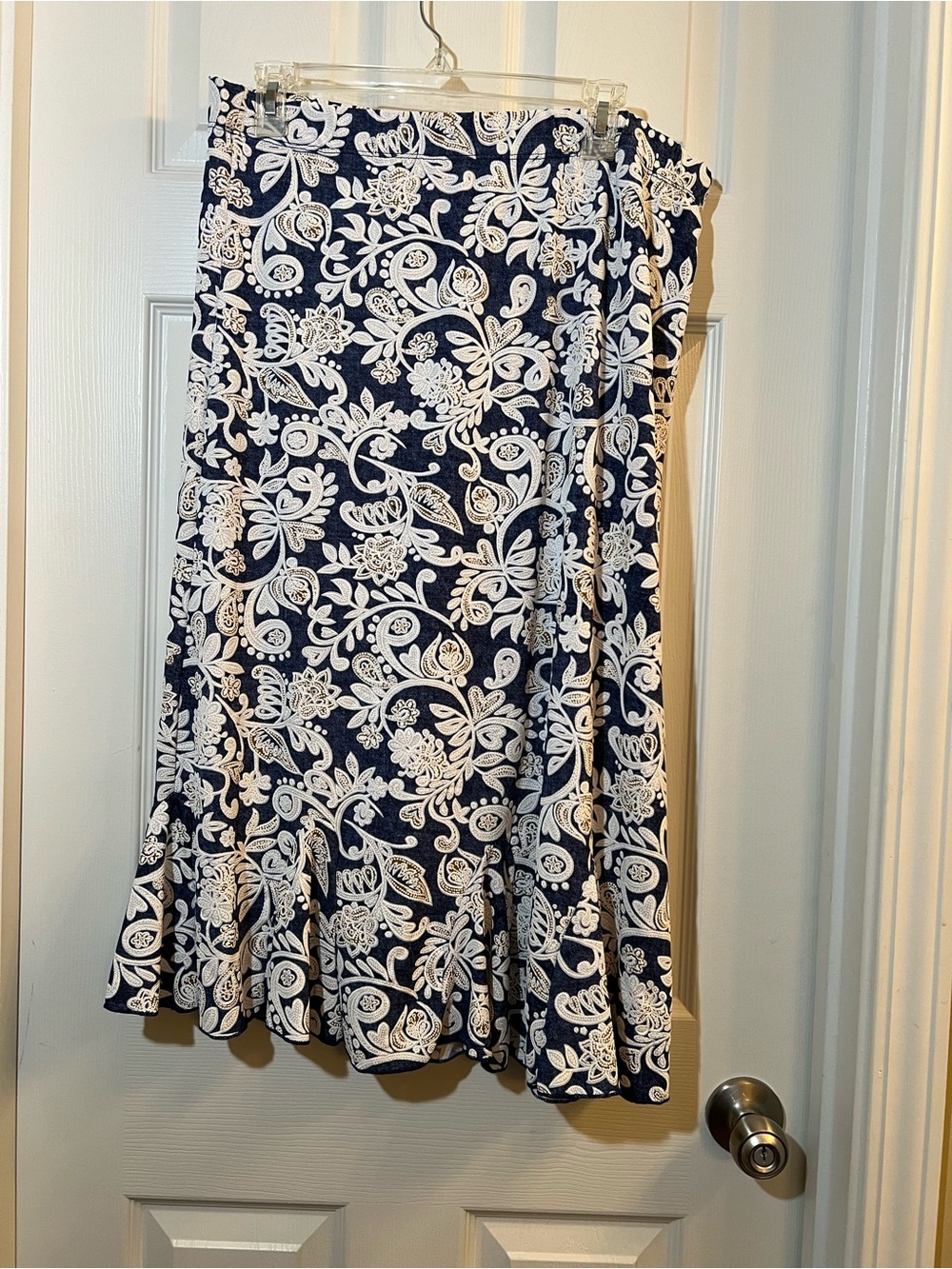 🦋 SJS Navy and White Floral stretch Midi Skirt size large